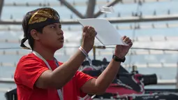 Peserta Indonesia berpartisipasi pada ajang kompetisi Red Bull Paper Wings World Final 2019 di Salzburg, Austria pada 17 Mei 2019. Para peserta diuji keterampilan kreatif dalam melipat dan menerbangkan pesawat kertas di ajang kompetisi pesawat kertas terbesar di dunia ini. (ALEX HALADA / AFP)