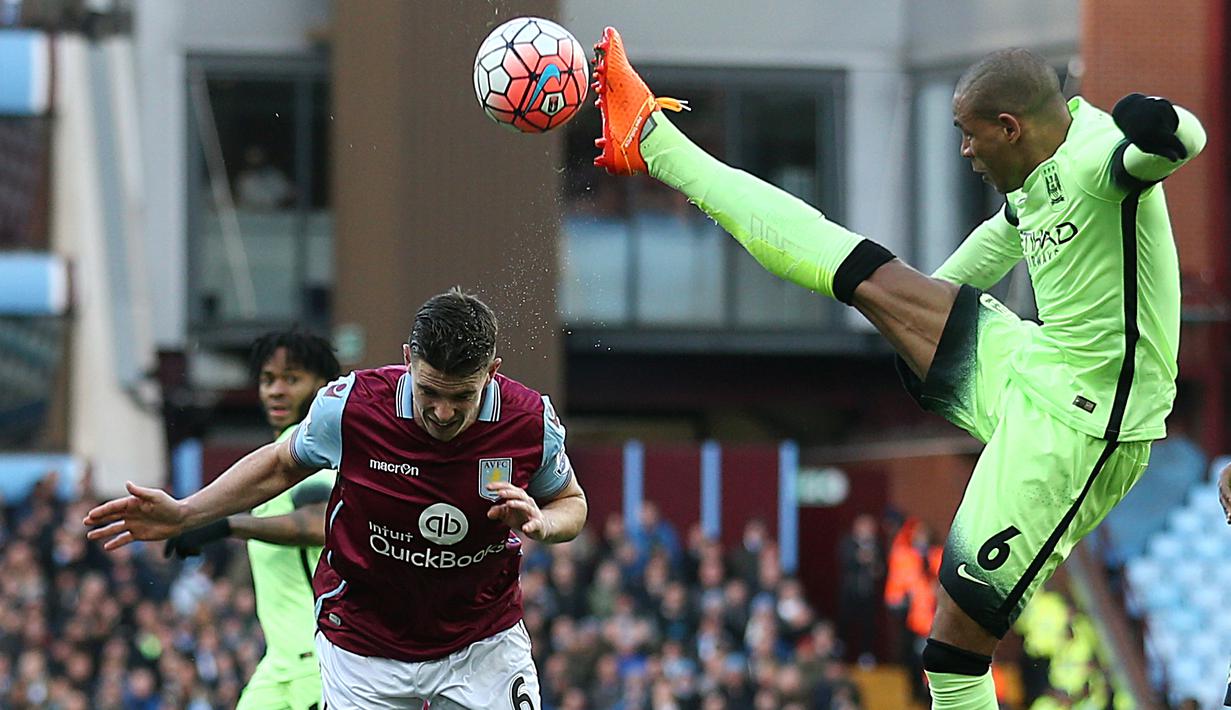  Pemain Manchester City, Fernando (kanan) mengamankan bola dari pemain Aston Villa dalam putaran keempat Piala FA di Stadion Villa Park, Birmingham, Inggris, (30/1/2016). (AFP/Justin Tallis)