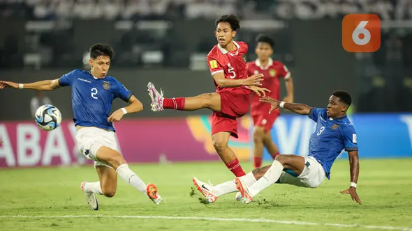 <p>Pemain Timnas Indonesia U-17, Achmad Zidan (tengah) melepaskan tendangan di antara dua pemain Timnas Ekuador U-17 pada laga pertama Grup A Piala Dunia U-17 di Stadion Gelora Bung Tomo, Surabaya, Jumat (10/11/2023) malam WIB. (Bola.com/Bagaskara Lazuardi)</p>