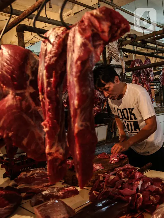 Pedagang memotong daging di Pasar Induk Kramat Jati, Jakarta, Kamis (8/4/2021). Pemerintah melalui Menteri Pertanian Syahrul Yasin Limpo, menegaskan, pihaknya siap melakukan intervensi jika stok daging langka dan terdapat lonjakan harga pada bulan Ramadan. (Liputan6.com/Johan Tallo)
