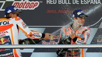 Pebalap Repsol Honda, Dani Pedrosa (kanan), melakukan selebrasi di podium bersama rekan setimnya Marc Marquez setelah memenangi balapan MotoGP Spanyol di Sirkuit Jerez, Minggu (7/5/2017). (EPA/Roman Rios)