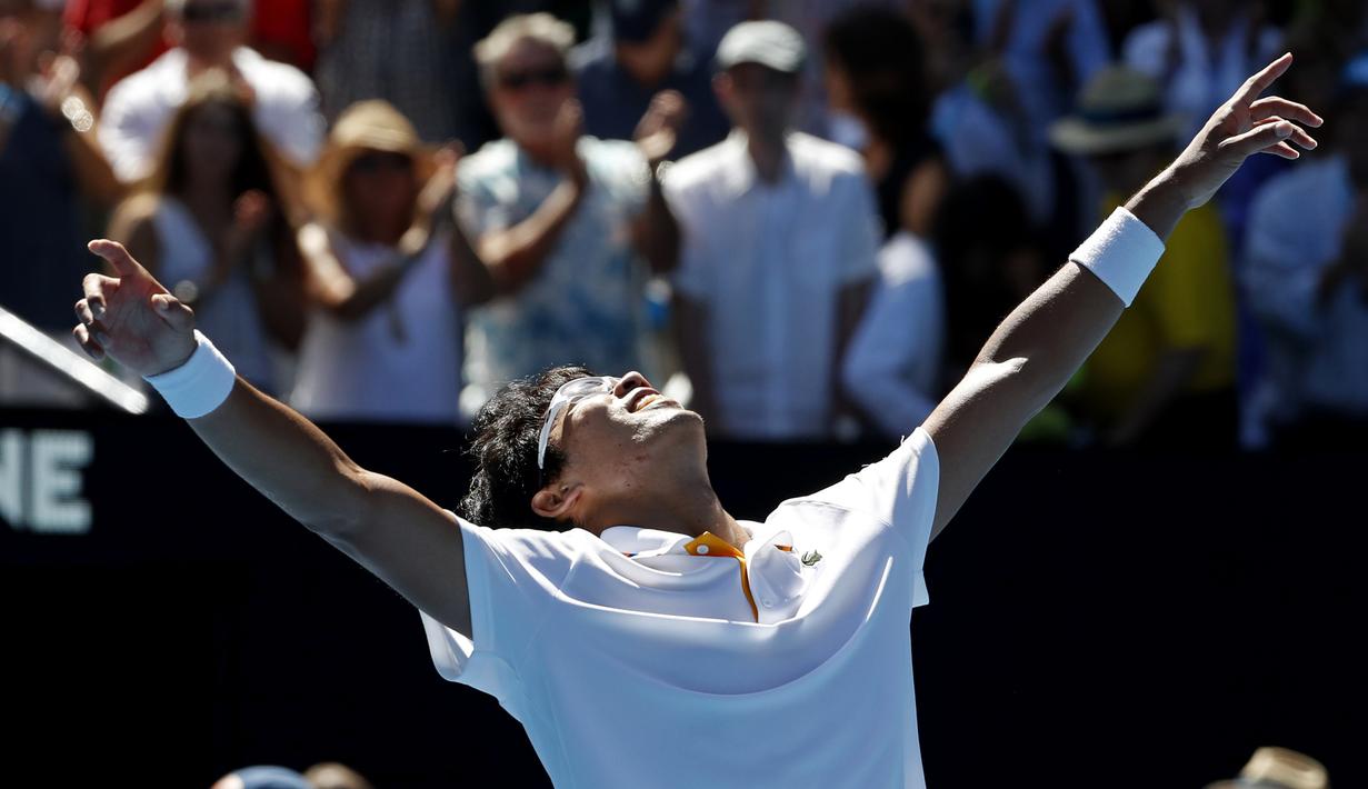 Ekspresi bahagia Chung Hyeon usai kalahkan petenis AS, Tennys Sandgren pada perempat final Australia Terbuka 2018 di Melbourne, Australia, (24/1/2018). Chung menang 6-4, 7-6, 6-3. (AP/Ng Han Guan)