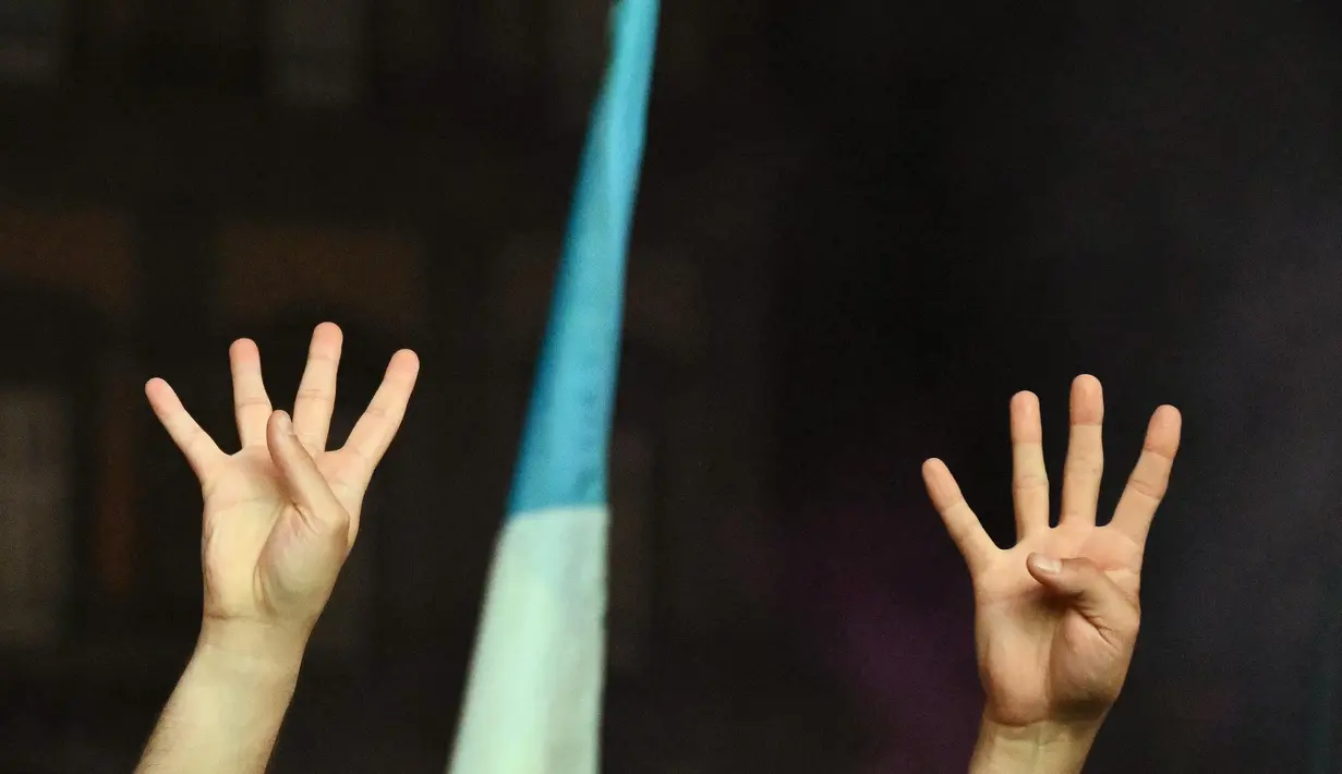 Para suporter Napoli berkumpul dan berpesta. Mereka merayakan sebuah kemenangan yang bukan sekadar kemenangan biasa, Napoli baru saja memastikan diri sebagai juara Serie A musim 2024/2025. (Alberto PIZZOLI/AFP)