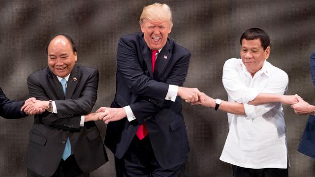 Donald Trump Saat Lakukan ASEAN Handshake