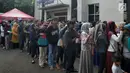 Warga mengantre untuk mengajukan permohonan pencetakan E-KTP di Kantor Disdukcapil Kota Bogor, Jawa Barat (6/6). Antrean ini membludak karena disebabkan pelayanan yang dibatasi hanya 400 orang per hari. (Merdeka.com/Arie Basuki)