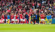 Pemain Timnas Denmark dan Timnas Ukraina berjalan di lapangan usai laga dihentikan karena Christian Eriksen kolaps, Minggu (07/06/2026) malam WIB. (Bo Amstrup/Ritzau Scanpix via AP)