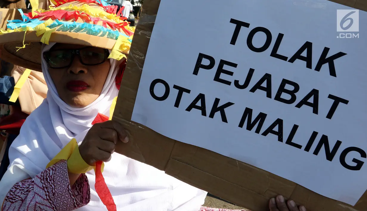 Massa membawa poster saat melakukan aksi menolak Revisi UU KPK di depan Gedung DPR/MPR RI, Jakarta, Rabu (11/9/2019). Mereka menyuarakan pro dan kontra terhadap revisi Undang-Undang Nomor 30 Tahun 2002 tentang Komisi Pemberantasan Tindak Pidana Korupsi. (Liputan6.com/Johan Tallo)