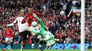 Keunggulan MU bertambah hanya semenit sebelum laga memasuki menit ke-15 lewat Benjamin Sesko. Ia memanfaatkan bola rebound hasil penyelamatan Freddie Woodman ketika menghalau bola kiriman Bruno Fernandes. (AP Photo/Dave Thompson)