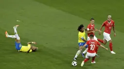 Striker Brasil, Neymar, terjatuh saat melawan Swiss pada laga Grup E Piala Dunia di Rostov Arena, Rostov-on-Don, Minggu (17/6/2018). Kedua negara bermain imbang 1-1. (AP/Andrew Medichini)