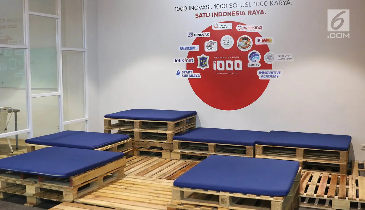Sejumlah kursi yang terbuat dari palet bekas yang berada di Menara Kibar di Jakarta, Selasa (29/8). Menara Kibar ini memiliki lima lantai yang bisa dijadikan wadah bagi para startup digital untuk menciptakan inovasi. (Liputan6.com/Immanuel Antonius)