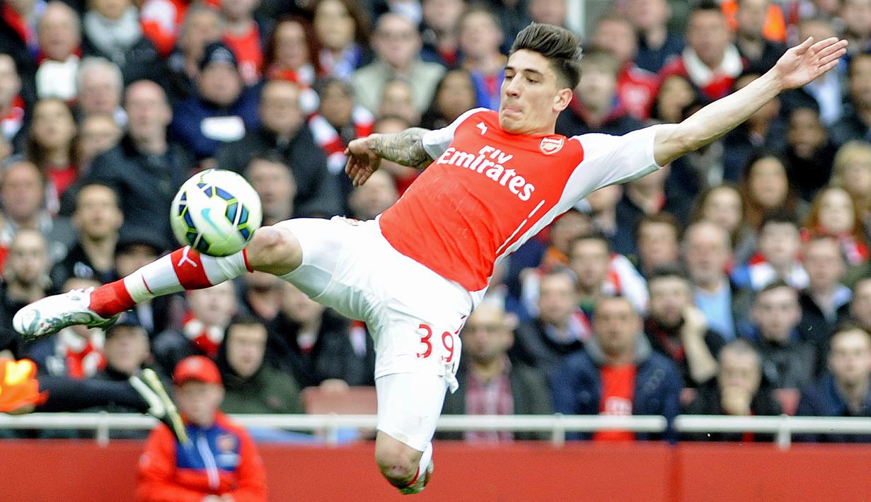 Bek Arsenal, Hector Bellerin, berusaha mengontrol bola saat pertandingan melawan Chelsea pada lanjutan Premier League di Stadion Emirates, London (26/4/2015).  Bellerin, dikabarkan akan kembali ke Barcelona. (EPA/Gerry Penny)