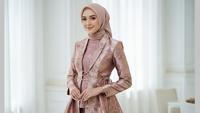 7 Model Gamis Batik Kombinasi Blazer Brokat untuk Kesan Ramping Terbaru 2025