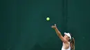 Petenis Rusia Maria Sharapova menservis bola saat bertanding melawan petenis Prancis, Pauline Parmentier dalam pertandingan tunggal putri di hari kedua Wimbledon Tennis Championships di London, Inggris (2/7/2019). Sharapova takluk atas Parmentier 6-4, (4) 6-7, 0-5. (AFP Photo/Ben Stansall)