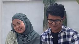 Meski sosoknya jarang terlihat di layar kaca, Musdalifah masih kerap mengisi acara off air. Sejak pandemi, bintang sinetron '3 Sempruuul Mengejar Surga 5' itu memilih untuk beralih aktif di media sosial dengan membuat konten. Bersama sang suami, wanita 25 tahun itu membuat konten menghibur di TikTok dan Instagram. (Liputan6.com/IG/@musdalifahbasri)