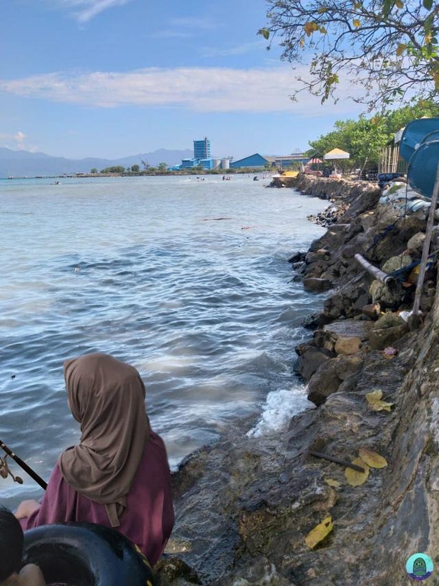 Wanita Ini Minta Foto Tangannya Diedit Pindah Depan, 8 Hasilnya Bikin Enggak Habis Pikir