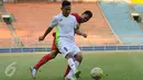 Pesepakbola klub Sriwijaya FC, Maman Abdurrahman (belakang) berebut bola dengan lawan bermainnya saat berlatih di Stadion GBK Jakarta, Rabu (29/7/2015). Latihan ini untuk mengisi kekosongan kompetisi pasca pembekuan PSSI. (Liputan6.com/Helmi Fithriansyah)