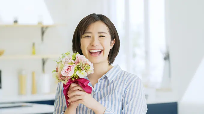 perempuan memegang bunga