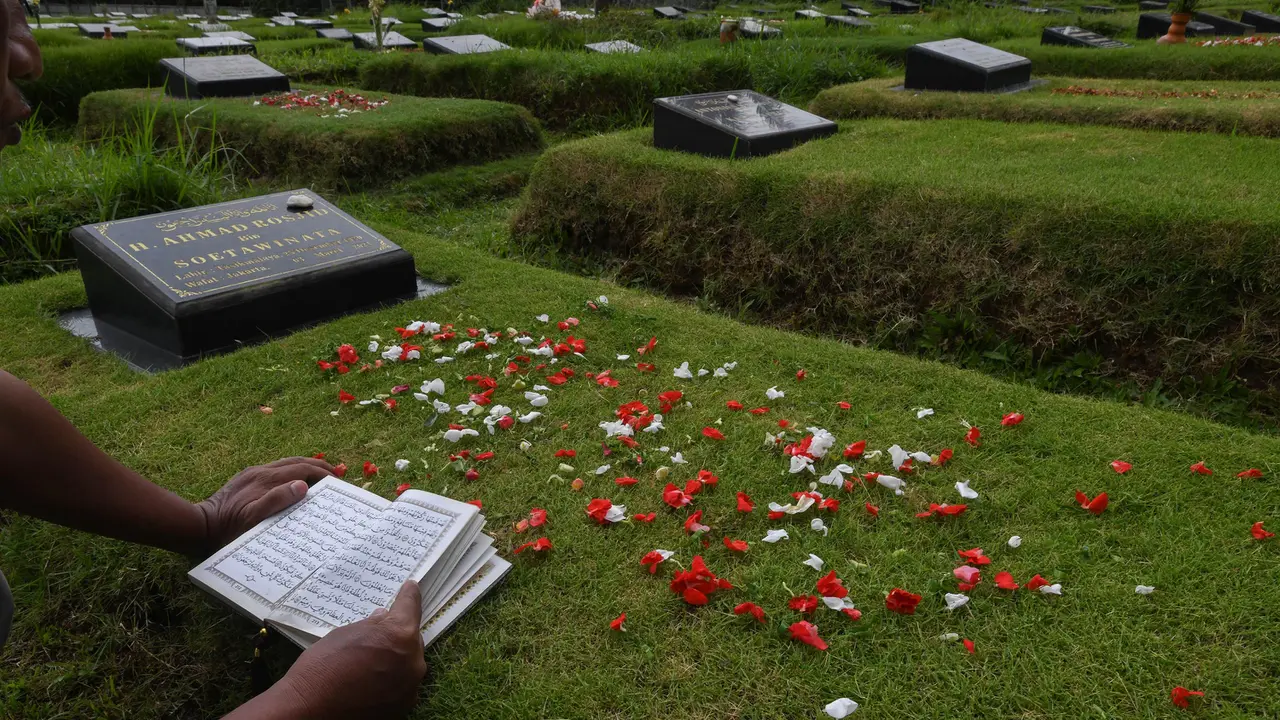 Melihat Tradisi Ziarah Makam Keluarga saat Hari Raya Idul Fitri