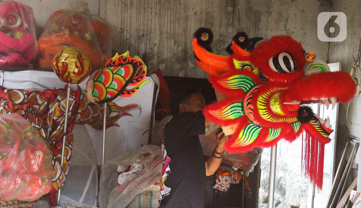Pemain dari kelompok barongsai Naga Merah Putih Bogor bersiap melakukan latihan dengan Barongsai di kawasan Babakan Pasar, Kota Bogor, Jawa Barat, Rabu (11/1/2023). Latihan tersebut  untuk mempersiapkan penampilan menyambut Tahun Baru Imlek. (Liputan6.com/Herman Zakharia)