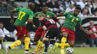 Toni Kroos saat dikepung pemain Kamerun (JOHN MACDOUGALL / AFP)