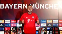 Arturo Vidal memberikan acungan jempol ketika memakai jersey Bayern Muenchen di Allianz Arena, Muenchen, Jerman (28/7/2015). Bayern Muenchen resmi mengontrak Vidal dengan kontrak selama empat musim. (REUTERS/Michaela REHL)