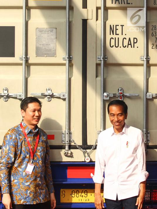 Presiden Jokowi dan President Direktur PT Mayora Group Andre Atmadja usai mengunci kontainer pada acara Pelepasan Kontainer Ekspor Mayora ke-250.000 ke Filipina di pabrik Mayora di Cikupa Tangerang, Senin (18/2). (Liputan6.com/HO/Bal)