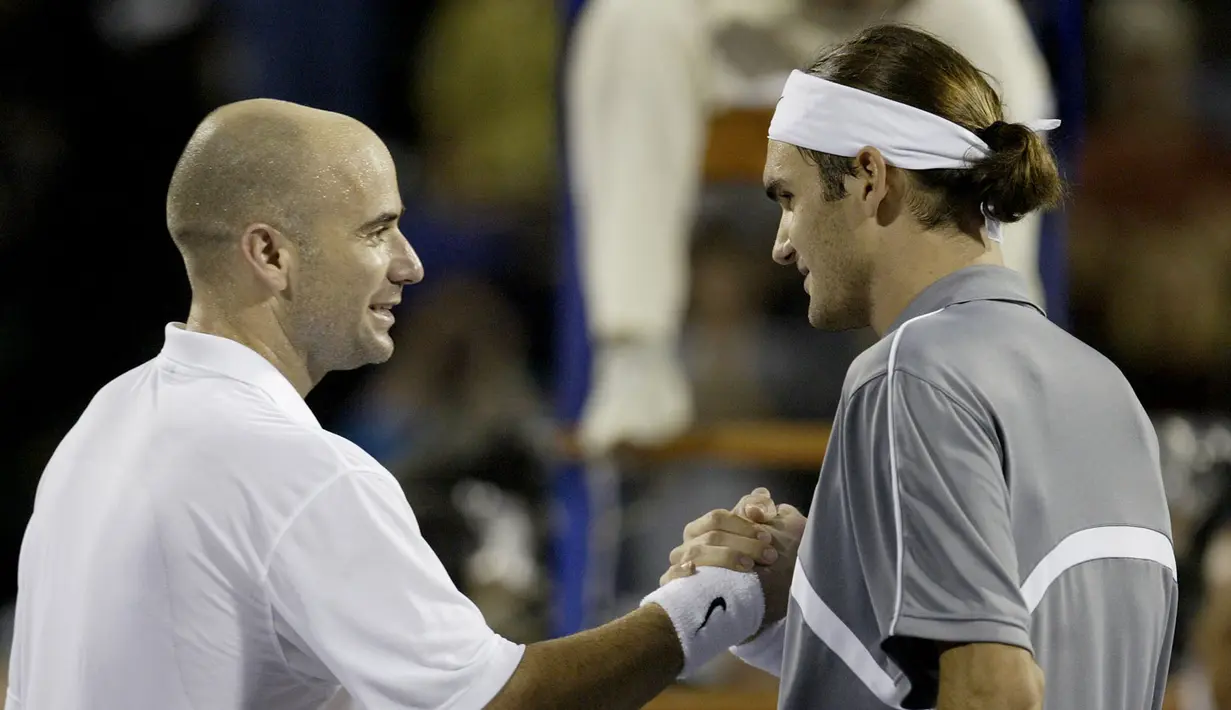1. Tahun 2003 - Roger Federer (Swiss) berhadapan dengan Andre Agassi (USA) dalam partai final yang berlangsung di Westside Tennis Club, Houston, Texas, USA (16/11/2003). Roger Federer menang dengan skor 6-3, 6-0, 6-4. (AFP/Matthew Stockman/Via Getty Images)