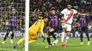Pemain Barcelona, Robert Lewandowski mengontrol bola dan berusaha menjebol gawang Rayo Vallecano yang dijaga oleh Stole Dimitrievski. Lewandowski yang merupakan pemain anyar Barcelona bermain 90 menit dan beberapa kali mengancam gawang lawan. Namun tidak satupun gol yang ia ciptakan. (AFP/Pau Barrena)