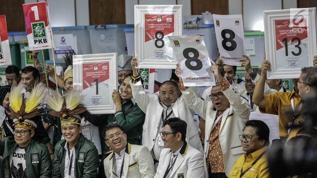 Tak Mau Kalah dengan Suporter Bola, Peserta Parpol Bawa Poster Nomor Urut