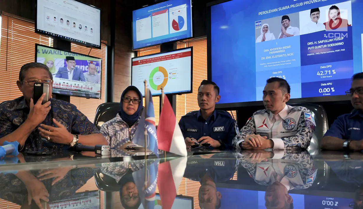 Ketua Umum Partai Demokrat SBY (kiri) berkomunikasi dengan Cagub Sumut Edy Rahmayadi saat memantau hasil quick count  Pilkada Serentak 2018 dari Ruang Monitoring di Wisma Proklamasi, Jakarta, Rabu (27/6). (Merdeka.com/Iqbal S. Nugroho)