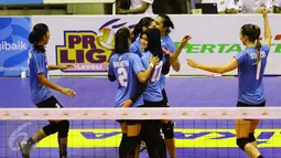 Pebola voli putri Jakarta Electrik PLN meluapkan kegembiraan usai mencetak angka dari tim Jakarta Pertamina Energi pada final four Proliga 2017di GOR C'Tra Arena, Minggu (16/4). Jakarta Electrik PLN menang dengan skor 3-1. (Liputan6.com/Yoppy Renato)