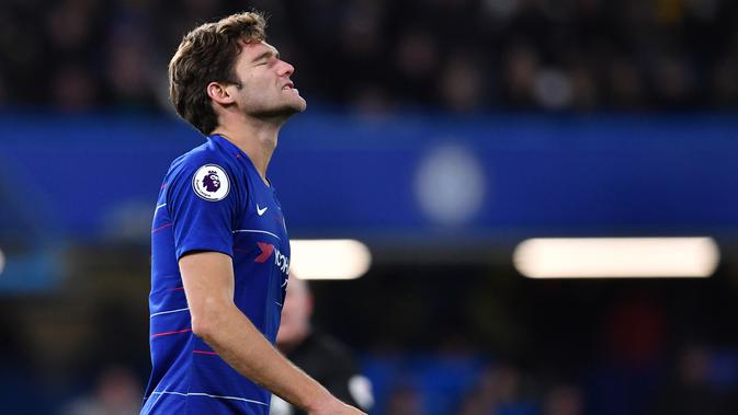 Bek Chelsea, Marcos Alonso terlihat kecewa setelah gagal mencetak gol selama pertandingan melawan Southampton pada lanjutan Liga Inggris di Stamford Bridge, London (2/1). Chelsea berada di posisi keempat klasemen dengan poin 44. (AFP Photo/Ben Stansall)