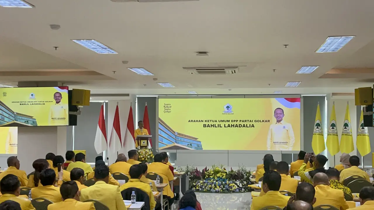 Ketua Umum Partai Golkar Bahlil Lahadalia saat sambutan di pembukaan Rapat Kerja Nasional (Rakernas) Partai Golkar 2025 di Kantor Dewan Pimpinan Pusat (DPP) Golkar, Slipi, Jakarta Barat, Sabtu (8/2/2025). (Liputan6.com/Winda Nelfira)