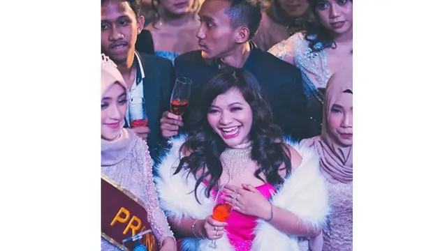 Curi Perhatin, Begini 6 Gaya Amel Carla Saat Ikut Prom Night