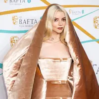 Anya Taylor Joy menghadiri EE BAFTA Film Awards 2023 di The Royal Festival Hall [instagram/schiaparelli]
