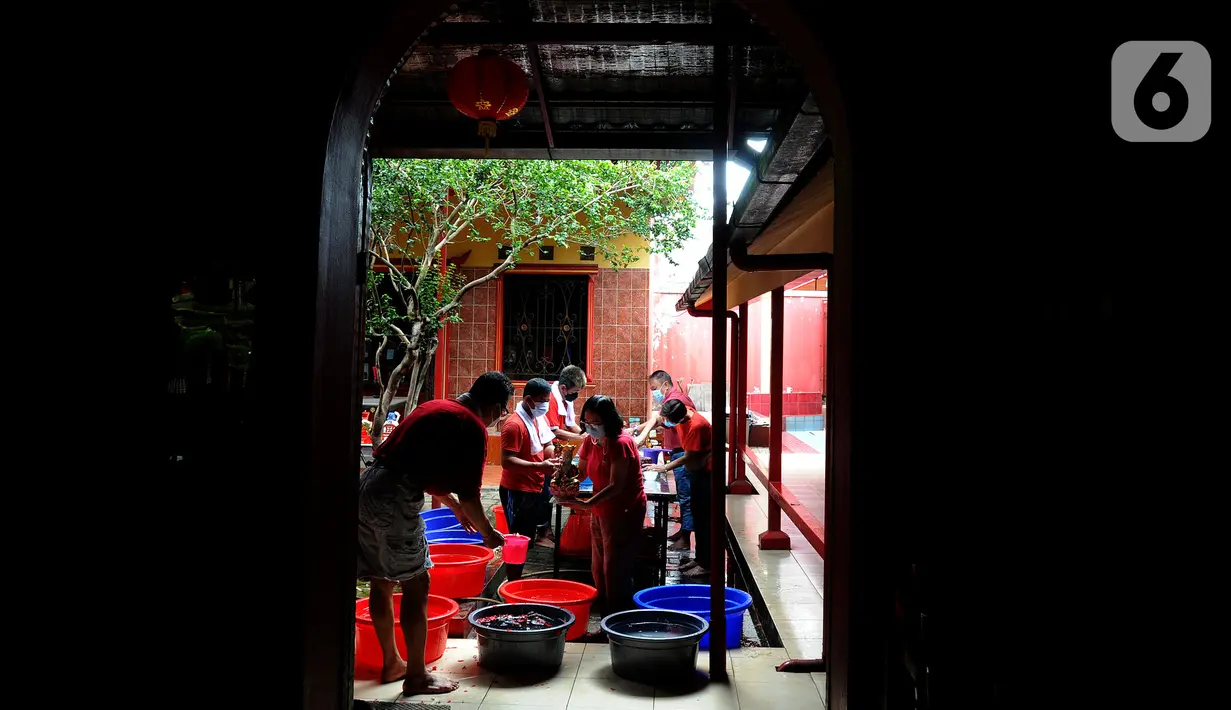 Warga keturunan Tionghoa mencuci patung di Vihara Kwan In Thang, Pondok Cabe, Tangerang Selatan, Banten, Rabu (26/1/2022). Ritual mencuci patung dewa serta bersih-bersih vihara ini dilakukan untuk menyambut perayaan Tahun Baru Imlek 2573 Kongzili pada 1 Februari 2022. (merdeka.com/Arie Basuki)