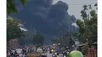 Kepulan Asap Kebakaran Gudang Penyimpanan Pallet dan Plastik di Cikarang, Kabupaten Bekasi. (Tangkapan Layar Instagram @infojawabarat)