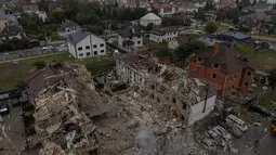Otoritas Ukraina pada Minggu 28 September 2025 mengatakan bahwa serangan udara Rusia yang terjadi Sabtu (27/9) malam waktu setempat di Kyiv menewaskan sedikitnya empat orang, termasuk seorang gadis berusia 12 tahun. (Roman PILIPEY/AFP)