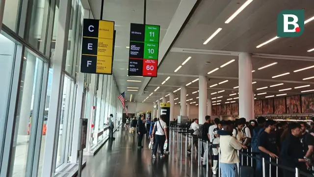 Suasana di ruang imigrasi Bandara Internasional John F. Kennedy