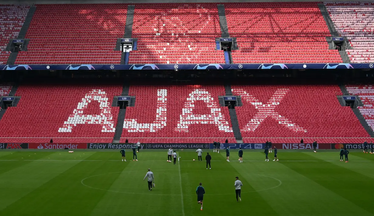 Para pemain Tottenham Hotspur mengambil bagian dalam sesi latihan di Amsterdam, Belanda  (7/5/2019). Tottenham akan bertanding melawan Ajax Amsterdam pada leg kedua babak semifinal Liga Champions di Johan Cruijff Arena. (AFP Photo/Emmanuel Dunand)