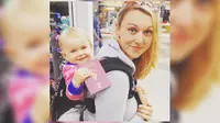 Selagi cuti melahirkan, bukannya diam di rumah, Karen melancong bersama pasangannya dan putri kecilnya, Esme. (Instagram/travelmadmum)