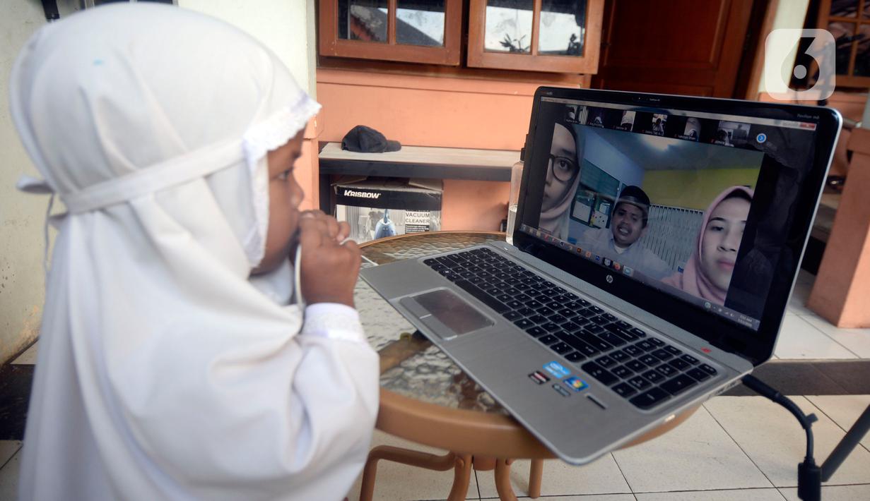 Fatma Azaidah mengikuti pembelajaran online ajaran baru 2020/2021 di rumah, Pamulang, Tangerang Selatan, Banten, Senin (13/7/2020). Kemendikbud kembali menghadirkan program Belajar dari Rumah semua level pendidikan di masa darurat pandemi Covid-19. (merdeka.com/Dwi Narwoko)