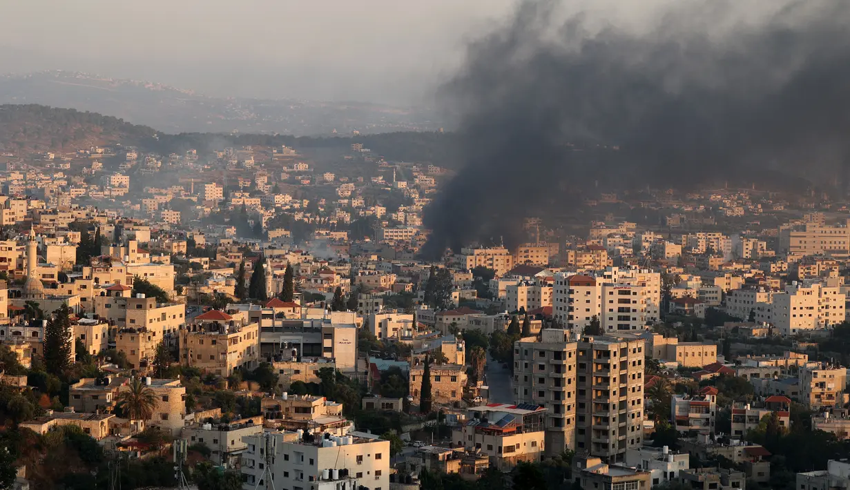 Korban tewas diperkirakan bakal bertambah karena kemungkinan banyak yang terkubur puing-puing bangunan yang hancur digempur rudal-rudal Israel. (AFP/Jaafar Ashtiyeh)