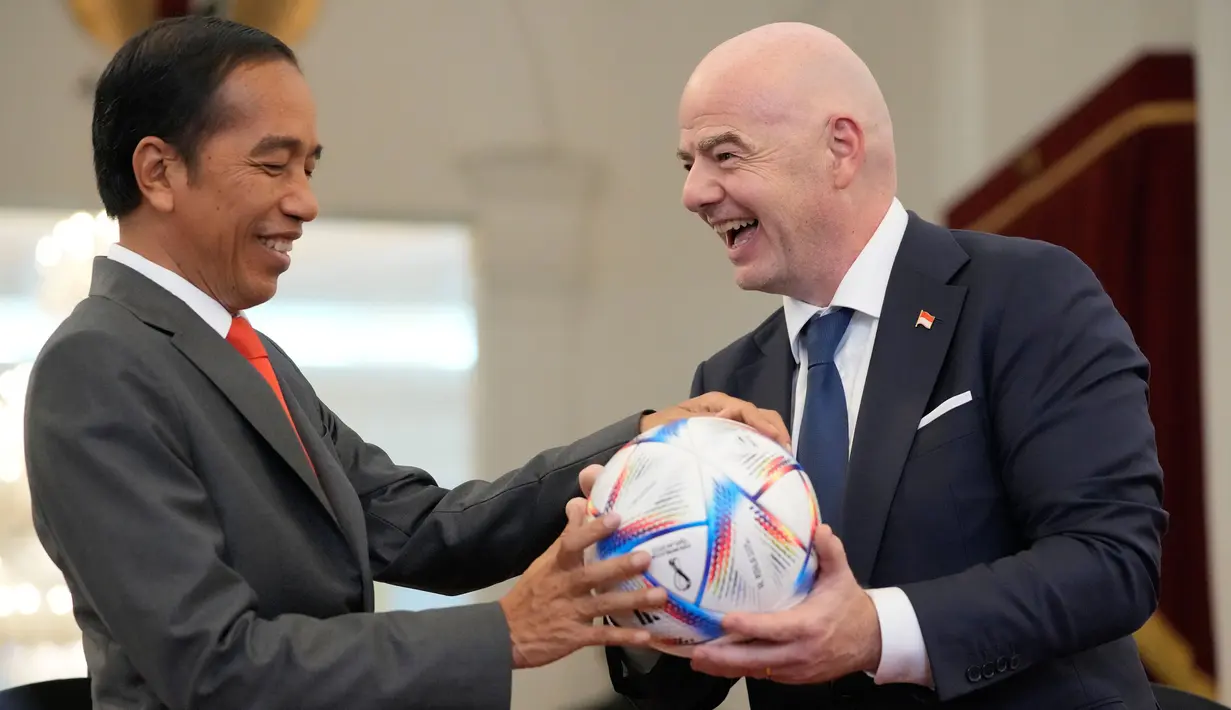 Presiden Joko Widodo (kiri) dengan Presiden Induk Asosiasi Sepakbola Dunia (FIFA) Gianni Infantino saat bertemu di Istana Negara, Jakarta, Selasa (18/10/2022). Pertemuan dengan Presiden FIFA membahas manajemen stadion sepakbola. Khususnya, yang berkaitan dengan fasilitas-fasilitas di stadion serta standarnya. (AP Photo/Achmad Ibrahim)