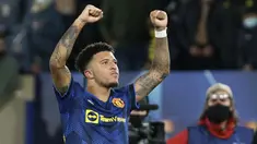 Jelang laga usai, Jadon Sancho akhirnya mencetak gol debutnya bersama Manchester United lewat sebuah tembakan keras dari tepi kotak penalti. Skor 2-0 untuk kemenangan MU pun menjadi hasil akhir laga ini. (AP/Alberto Saiz)