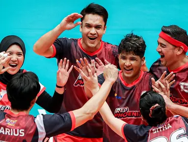 Pemain Red Phoenix, Jirayut Afisan, merayakan kemenangan bersama rekannya saat menaklukkan Pink Dragon pada laga bertajuk Fun Volley Ball di Indonesia Arena, Jakarta, Sabtu (20/4/2024). (Bola.com/Bagaskara Lazuardi)