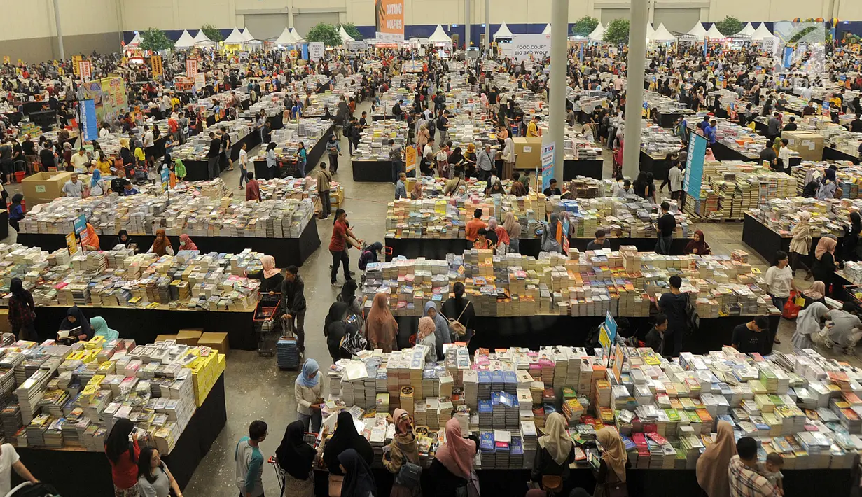 Pegunjung memadati bazar buku Big Bad Wolf 2019 di ICE BSD City, Tangerang, Minggu (3/3). Bazar buku terbesar yang dibuka mulai 1 - 11 Maret menghadirkan jutaan buku dari dalam dan luar negeri. (merdeka.com/Arie Basuki)