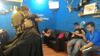 Barber shop Hunky Dory mendadak viral di jejaring sosial setelah Presiden Joko Widodo atau Jokowi memotong rambut di barbershop tersebut. (Liputan6.com/Darno)