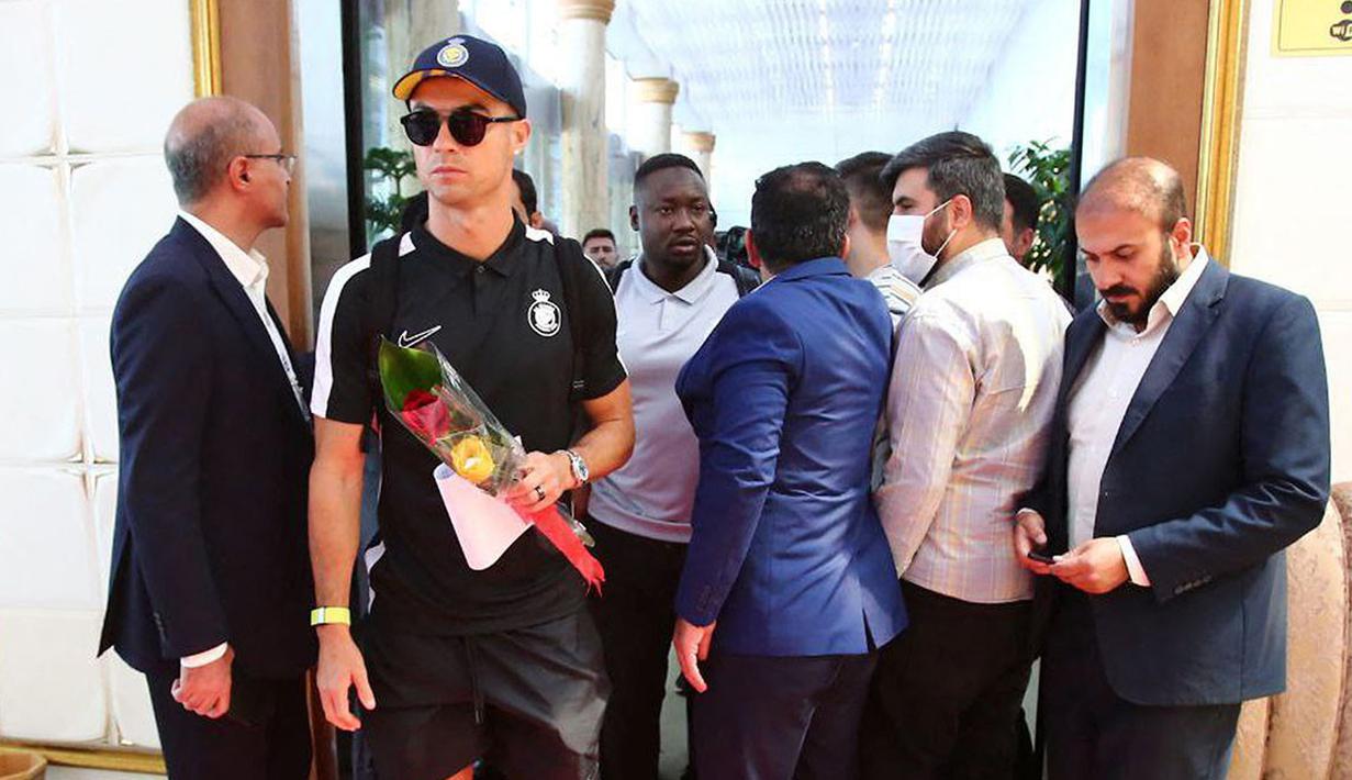 Pemain Al-Nassr, Cristiano Ronaldo tiba di Imam Khomeini International Airport, Tehran menjelang laga Liga Champions Asia 2023 melawan Persepolis FC, Selasa (19/09/2023). (AFP/Persepolis FC)