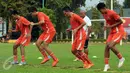 Pemain Persija melakukan latihan kelincahan di Lapangan Yon Zikon 14, Jakarta, Senin (11/7/2016). Latihan ini persiapan jelang laga melawan Persib (16/7) di lanjutan Torabika Soccer Championship presented by IM3 Ooredoo. (Liputan6.com/Helmi Fithriansyah)